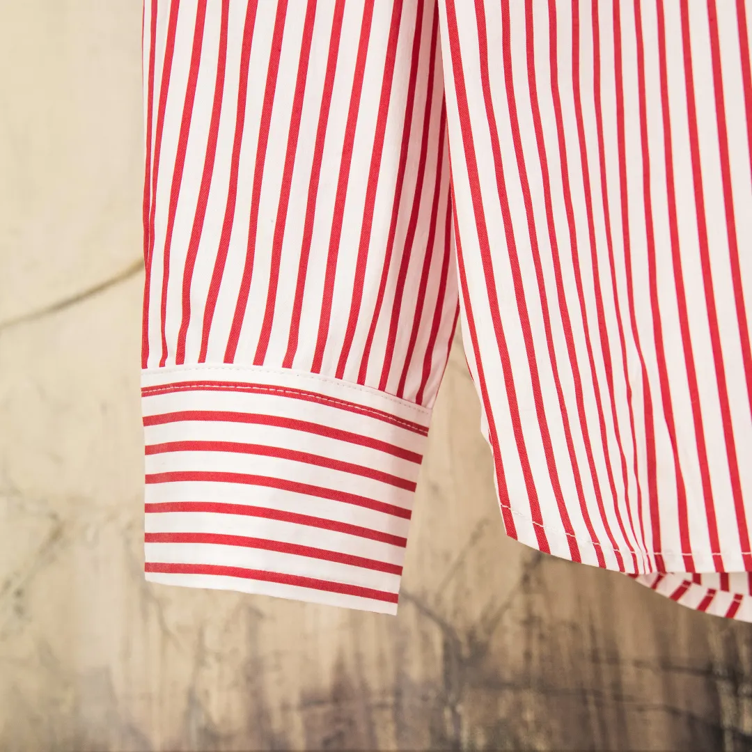 P290 zp version [Exclusive supply] Ralph Lauren/Ralph Lauren 2025SS new old-money style cotton poplin large and small striped long-sleeved casual shirt, 100% restored workmanship, embedded seams and clean edges, curved triangular bifurcation ✅100% cotton poplin, smooth feel, pre-car wash treatment, tighter yarn ✅Custom-dyed original pearlescent white bottom buttons, large and small partitions, vertical eyelets✅Special shaped chiffon foil included in the collar door tube Not easy to deform and pull. ✅ RL three-color large and small vertical striped shirt. Extraordinary isometric. Cleverly matched stripes. Multiple wear to inspire self-expression. Relaxed layering to play with the look of the four seasons. Color: red, blue, green. Size: S M L XL. Number: WW10962.